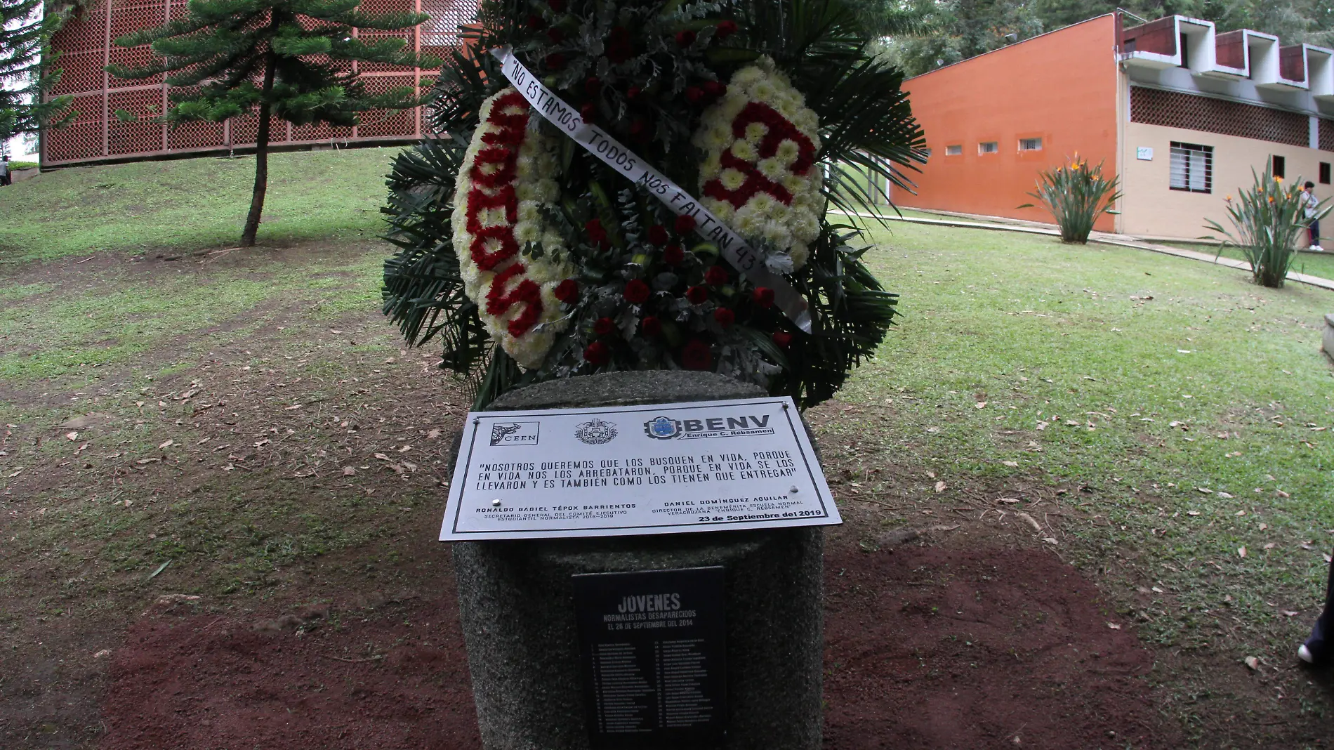 Conmemoración de los 43 Ayotzinapa en la BENV